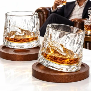 Obrotowe szklanki do whisky z młotkowanego szkła na drewnianych podstawkach
