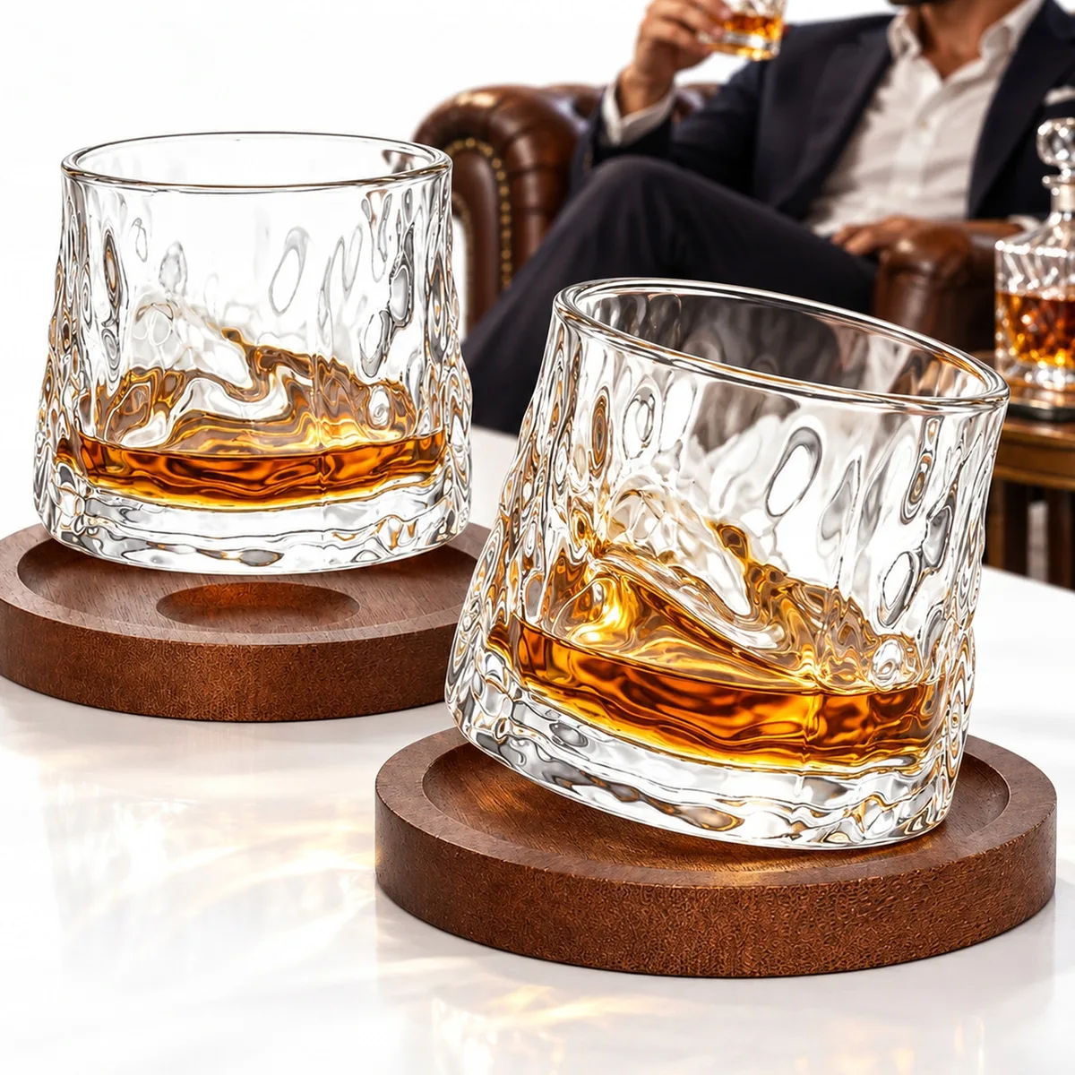 Obrotowe szklanki do whisky na drewnianych podstawkach